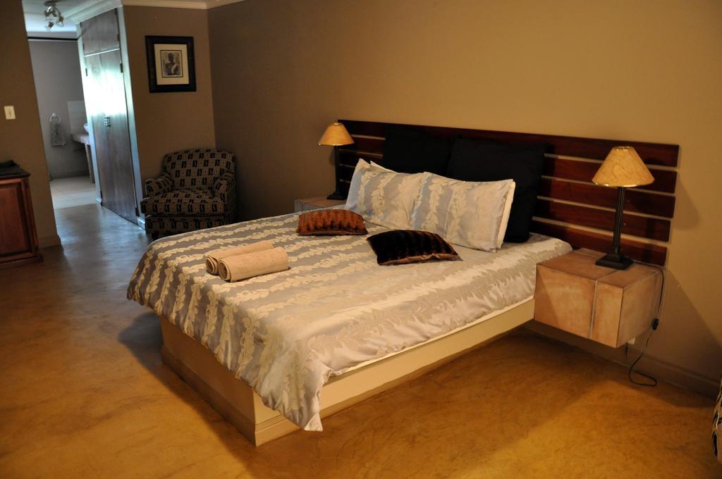 Ukutula Lion Lodge Beestekraal  Bilik gambar