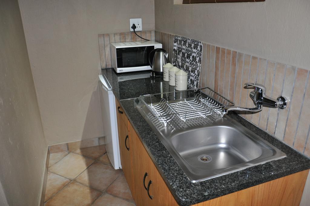 Ukutula Lion Lodge Beestekraal  Bilik gambar