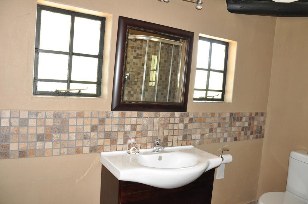 Ukutula Lion Lodge Beestekraal  Bilik gambar