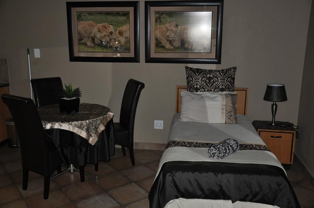 Ukutula Lion Lodge Beestekraal  Bilik gambar