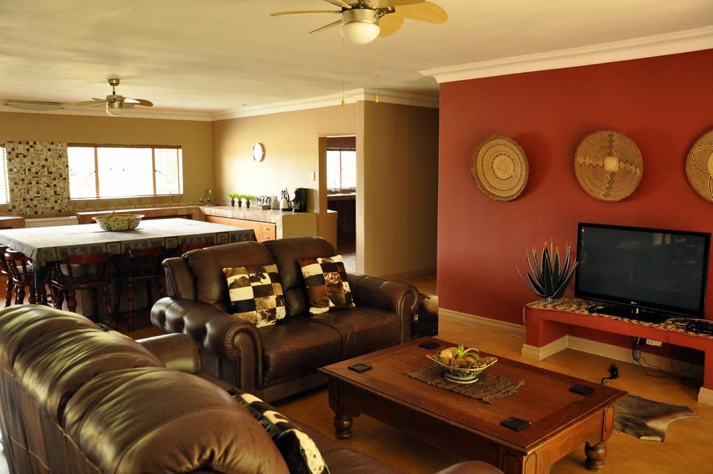 Ukutula Lion Lodge Beestekraal  Bilik gambar