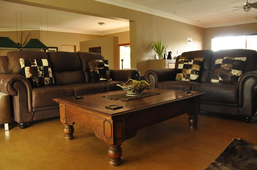Ukutula Lion Lodge Beestekraal  Bilik gambar