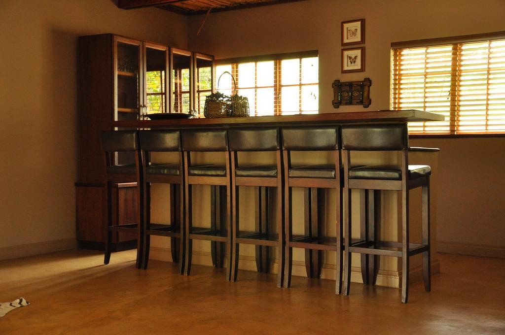 Ukutula Lion Lodge Beestekraal  Bilik gambar