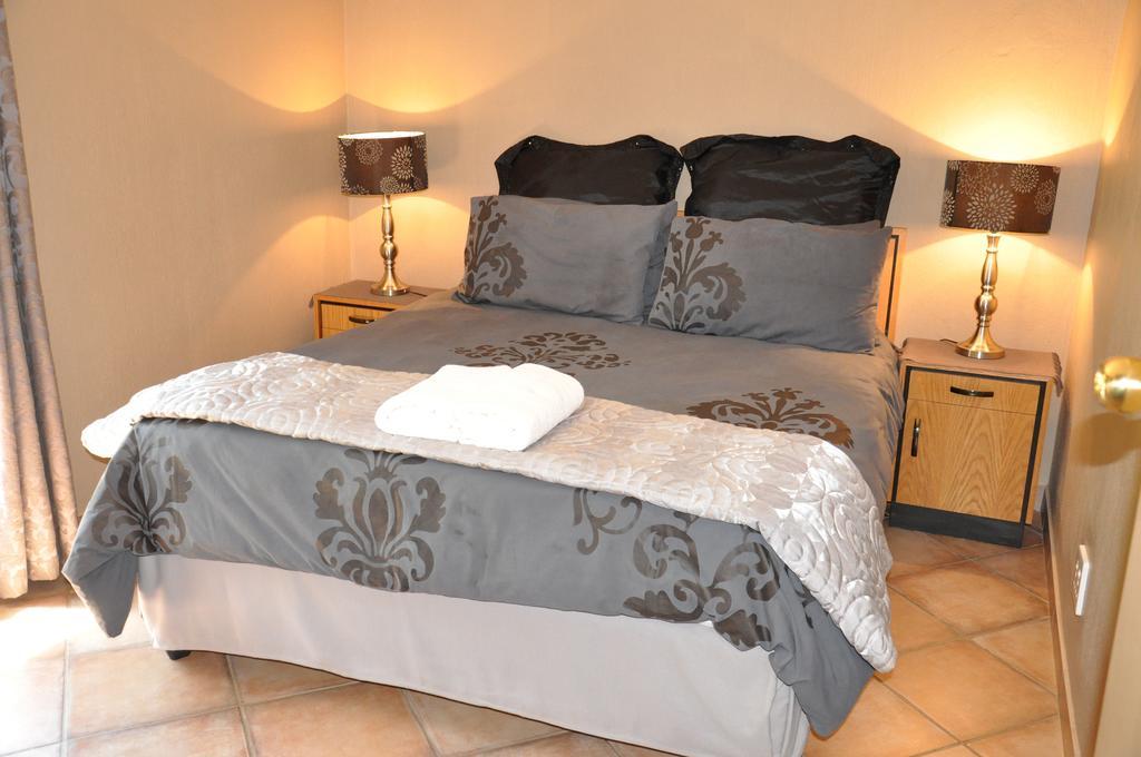 Ukutula Lion Lodge Beestekraal  Bilik gambar